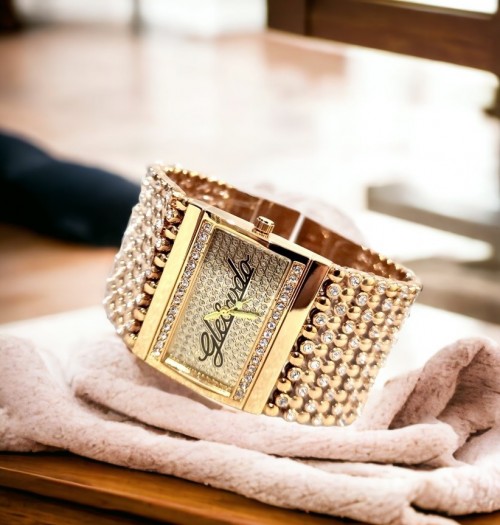 นาฬิกา G&D ดีไซน์สวยหรูสีทอง โดดเด่นมาก
