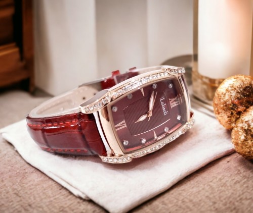 นาฬิกาหรูแบรนด์ Labaoli สายหนังเงา สีแดงเข้ม หน้าปัดสี่เหลี่ยมล้อมเพชร สวยหรู